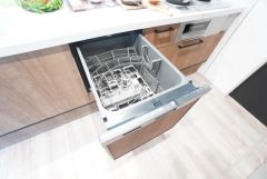 炊事時間を大幅に短縮できる食器洗浄乾燥機付き＾＾食器を洗う手間が減るので家族とのコミュニケーションの時間や自分の時間が増えますね。