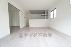 窓から光が差し込む明るいダイニングです＾＾