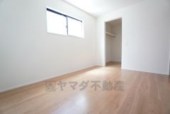 主寝室としてお使いいただけそうなこちらのお部屋は、日当たりが良く、爽やかな風を感じて起きる朝は、快適生活の始まりに。 