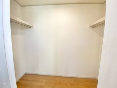 洋室にはハンガーパイプ付きのウォークインクローゼットが設けられています。たっぷり収納できるので衣替えの心配もいりませんね＾＾