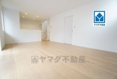 家族が集まる開放的なリビング。思い思いの時間を過ごしたり食事をしたり、素敵な団らんの場になりますね。