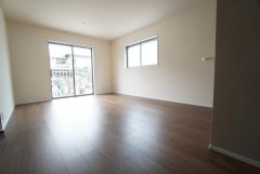 大きな掃き出し窓のあるリビングは、陽光あふれる明るい空間です。ゆったりと寛げる憩いの場となりそうです。