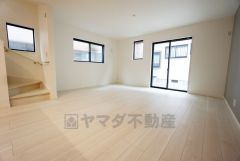 ご家族で団らんの時間を過ごすリビングダイニング。