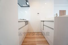 対面式キッチンなのでリビングにいるご家族とコミュニケーションを取りながら洗い物や、お料理が楽しめそうですね＾＾