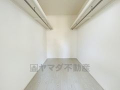 収納量たっぷりのウォークインクローゼット。ハンガーパイプ付で散らかりがちな洋服類もきれいに整理できます。