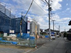 前面道路は南側約4ｍの公道に面しています＾＾ 住人以外の車の進入も少なく、小さなお子様を持つご家庭にも安心です。 