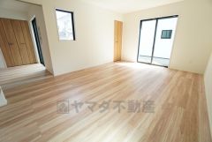 大きな掃き出し窓のあるリビングは、陽光あふれる明るい空間です。ゆったりと寛げる憩いの場となりそうです。 