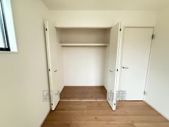 洋室にはハンガーパイプ付きのクローゼットが設けられています。たっぷり収納できるので衣替えの心配もいりませんね＾＾