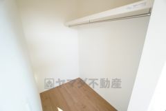 洋室にはハンガーパイプ付きのウォークインクローゼットが設けられています。たっぷり収納できるので衣替えの心配もいりませんね＾＾