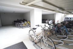 敷地内駐輪場有。 通勤・通学・お買い物の際も自転車を気軽に利用できます。屋根がついているので雨の日の管理も安心です＾＾
