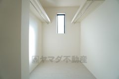 洋室にはハンガーパイプ付きのウォークインクローゼットが設けられています。たっぷり収納できるので衣替えの心配もいりませんね＾＾