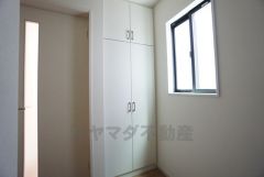 採光も考えられた明るい玄関です。たっぷり収納できるシューズボックス付きなので、家族全員の靴がきれいに整頓できます。