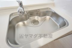 大きなお鍋も楽々洗える幅の広いシンクです＾＾ステンレスシンクなので簡単にお掃除できますよ。洗剤やスポンジもすっきりできる収納付き。