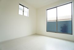 2階5.2帖洋室。明るい室内は、風通しも良く、大変居心地の良い空間となっております。日当たりがよく、子供部屋としての利用もおすすめ。