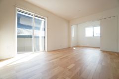 大きな掃き出し窓のあるリビングは、陽光あふれる明るい空間です。ゆったりと寛げる憩いの場となりそうです。