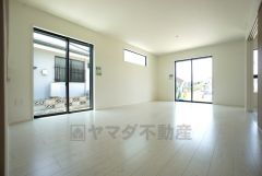 大きな掃き出し窓のあるリビングは、陽光あふれる明るい空間です。ゆったりと寛げる憩いの場となりそうです。