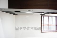 お手入れが簡単なスリム型レンジフードです。調理により発生する油煙や臭いを吸い込み、屋外へ排気してくれます。