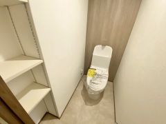 ウォシュレット、暖房便座、節電・節水機能など、使い勝手のよい高機能トイレです。 上部には収納棚が付いています＾＾