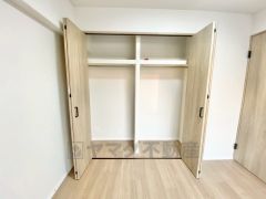 5帖洋室。洋室にはハンガーパイプ付きのクローゼットが設けられています。たっぷり収納できるので衣替えの心配もいりませんね＾