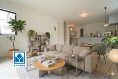 21.2帖。家族が集まる開放的なリビング。思い思いの時間を過ごしたり食事をしたり、素敵な団らんの場になりますね。家具はCCによるイメージ画像