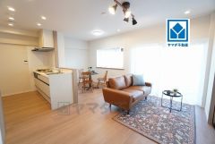 家族が集まる開放的なリビング。思い思いの時間を過ごしたり食事をしたり、素敵な団らんの場になりますね。