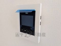 防犯はもちろん、セールスマン対策にもなるモニター付きインターホンです。 来訪者の顔が見えるので安心ですね＾＾