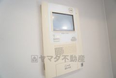 防犯はもちろん、セールスマン対策にもなるモニター付きインターホンです。お子さん1人での留守番時にも活躍しそうです。