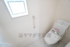 温水洗浄機付トイレです。節水機能もあるので、安心して使えますね。もちろん、1階2階の2ヶ所にトイレがあるので、忙しい朝にもゆとりができますね。