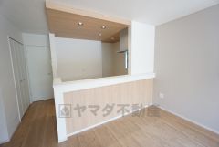 キッチン上部は折下げ天井のアクセントクロスでお洒落な空間＾＾