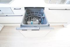 食事の後の手間を解消する食器洗い乾燥機付。冬場の洗い物で手荒れの悩みもなくなります。手洗いよりも節約できて便利。