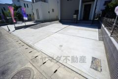 カースペース。マイカー用に、来客用に、余裕を持ってご利用いただけます。自転車やバイク置場としても重宝します。