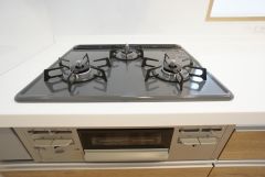 3種類の料理が同時に調理できる、3口ガスコンロ。忙しい夕食の支度時間が短縮できて嬉しいですね。