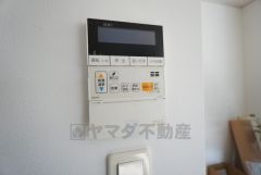 キッチン横に給湯器リモコンを設置していますので、忙しい時間帯でもスイッチ一つでお風呂の用意ができますよ＾＾