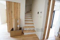 リビング階段は顔を合わせる時間が増えるので、ご家族とのコミュニケーションがとりやすく距離がグッと縮まりそうですね＾＾