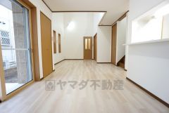 大きな掃き出し窓のあるリビングは、陽光あふれる明るい空間です。ゆったりと寛げる憩いの場となりそうです。