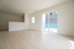 窓から光が差し込む明るいダイニングです＾＾
