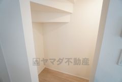 キッチン横にはパントリー付き。長期保存ができるもの、調理器具、防災グッズを入れておくのもいいですね。