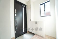 採光も考えられた明るい玄関です。シューズボックス付きなので、家族全員の靴がきれいに整頓できます。 向かいにシューズクロークもあります＾＾ベビーカーやゴルフバッグなどもしっかり収納できます＾＾