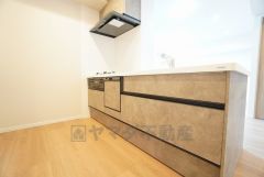 対面式キッチンなのでリビングにいるご家族とコミュニケーションを取りながら洗い物や、お料理が楽しめそうですね＾＾