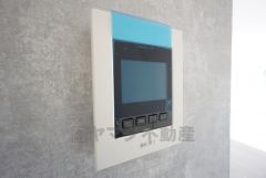 防犯はもちろん、セールスマン対策にもなるモニター付きインターホンです。 来訪者の顔が見えるので安心ですね＾＾
