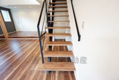 お洒落なリビングスチール階段＾＾空間を遮らないことで奥行きが生まれ、リビングをより広く見せてくれます＾＾顔を合わせる時間が増えるのでコミュニケーションも取りやすいですね＾＾