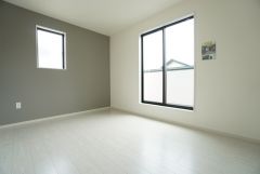 主寝室としてお使いいただけそうなこちらのお部屋は、日当たりが良く、爽やかな風を感じて起きる朝は、快適生活の始まりに。