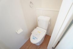 温水洗浄機付トイレです。節水機能もあるので、安心して使えますね。もちろん、1階2階の2ヶ所にトイレがあるので、忙しい朝にもゆとりができますね。