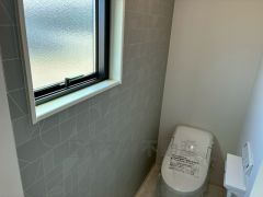 1階2階の2ヶ所にトイレがありますので、忙しい朝にも家族に気を使わず、ゆとりが生まれますね＾＾