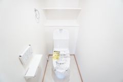温水洗浄機付トイレです。節水機能もあるので、安心して使えますね。壁リモコンタイプのウォシュレット付き。すっきりした見た目で、トイレ奥の掃除もしやすいです。
