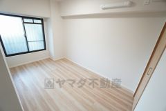 6.2帖。主寝室としてお使いいただけそうなこちらのお部屋は、日当たりが良く、爽やかな風を感じて起きる朝は、快適生活の始まりに。