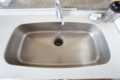 大きめのお鍋も洗える使い勝手の良いステンレスシンク。熱やサビに強いので、お掃除らくらく。