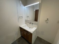 三面鏡裏収納付き洗面化粧台です＾＾ 歯磨きセットやスキンケア用品などの収納に便利ですね。