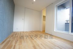 バルコニーに面した6帖の洋室です。デザインクロスがアクセントになった落ち着いた雰囲気のお部屋です。 