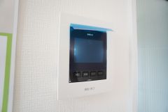 防犯性、セキュリティ対策に安心できるテレビモニター付きインターフォンです。セールスマン対策にもなり安心できます。